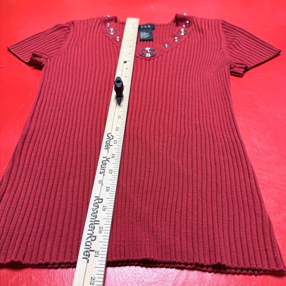 RQT DARK RED SHORT SLEEVE RIBBED FITTED SWEATER VNECK SILVER DECORATIVE - Picture 3 of 5